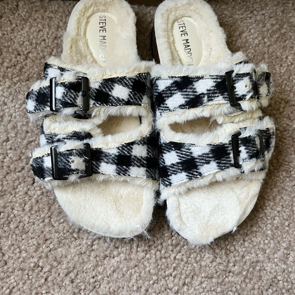 Steve Madden Other - Girls faux fur Steve Madden skids